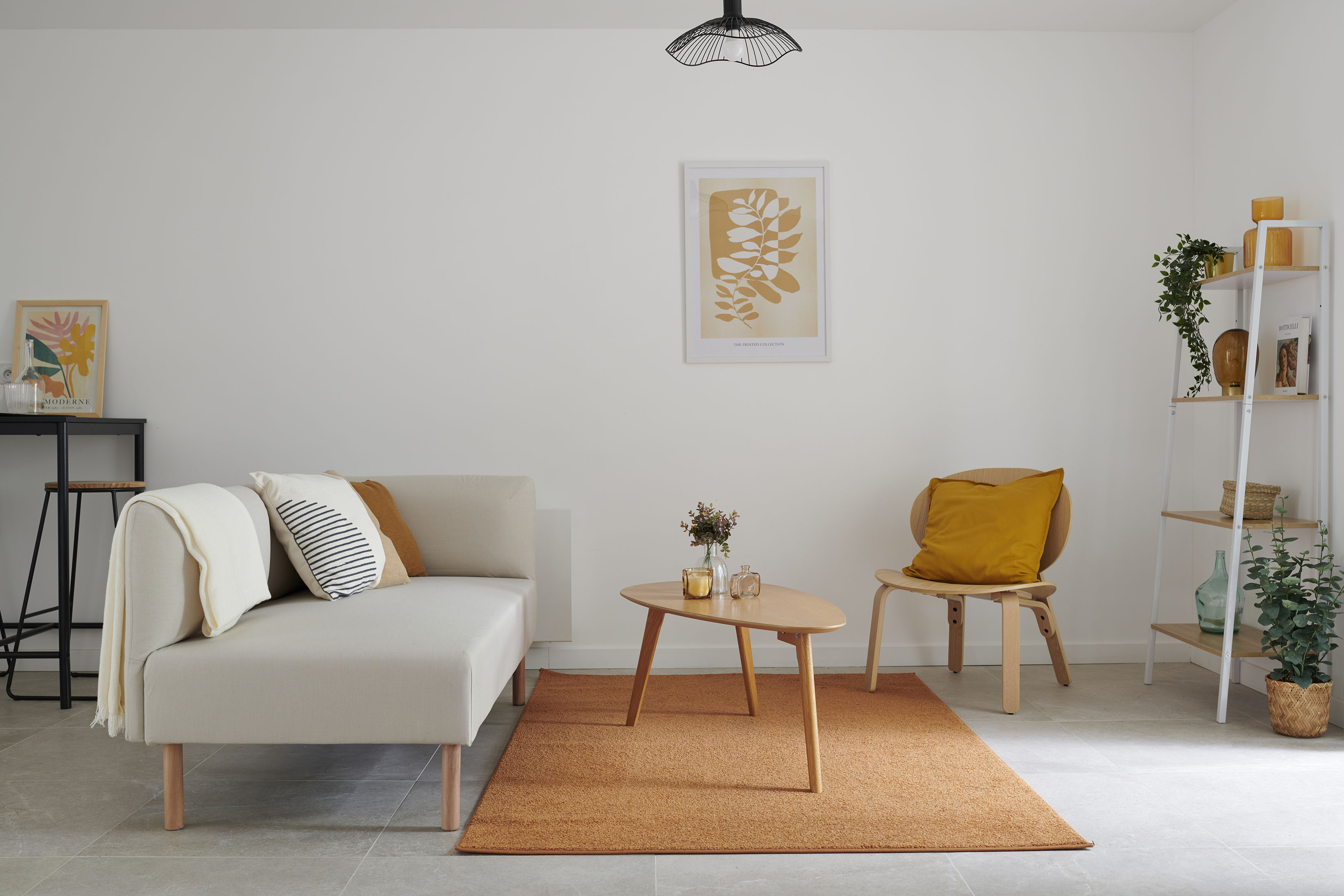 Home staging dans maison à Bouguenais. Salon avec canapé beige fauteuil bois tapis table basse harmonie de couleur par AntePostea